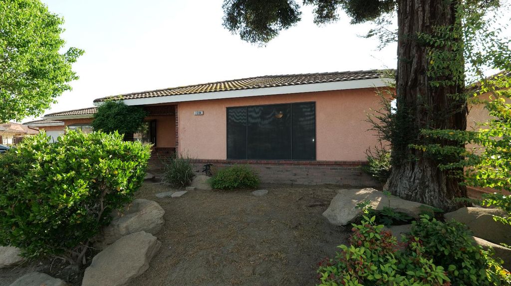 Image 4 of property listing at 7684 N 6th Street, Fresno, CA 93720