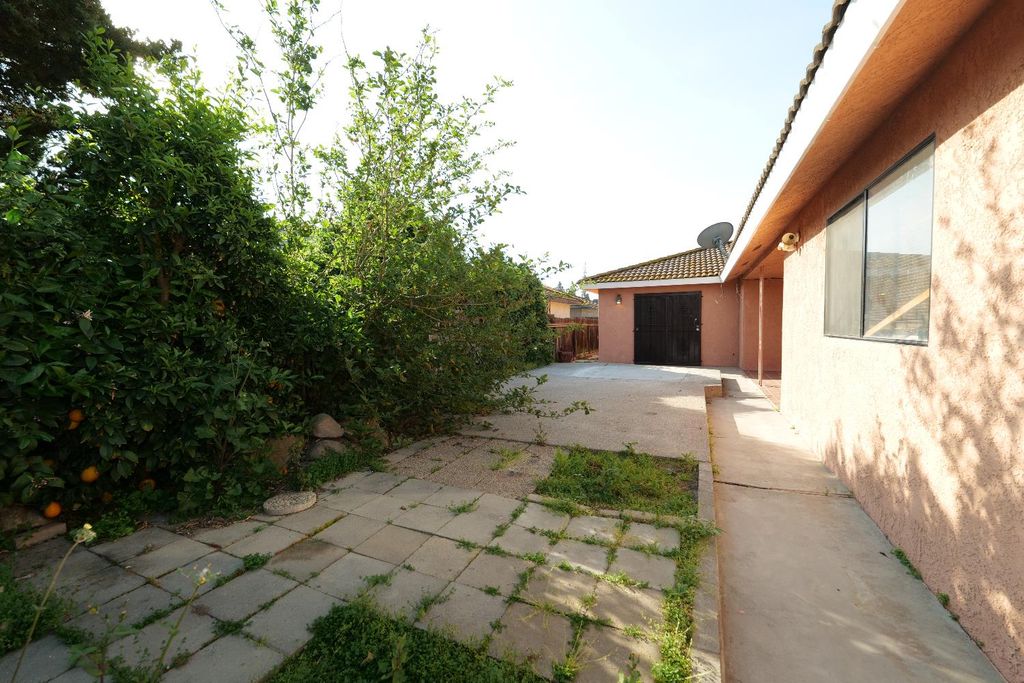 Image 5 of property listing at 7684 N 6th Street, Fresno, CA 93720