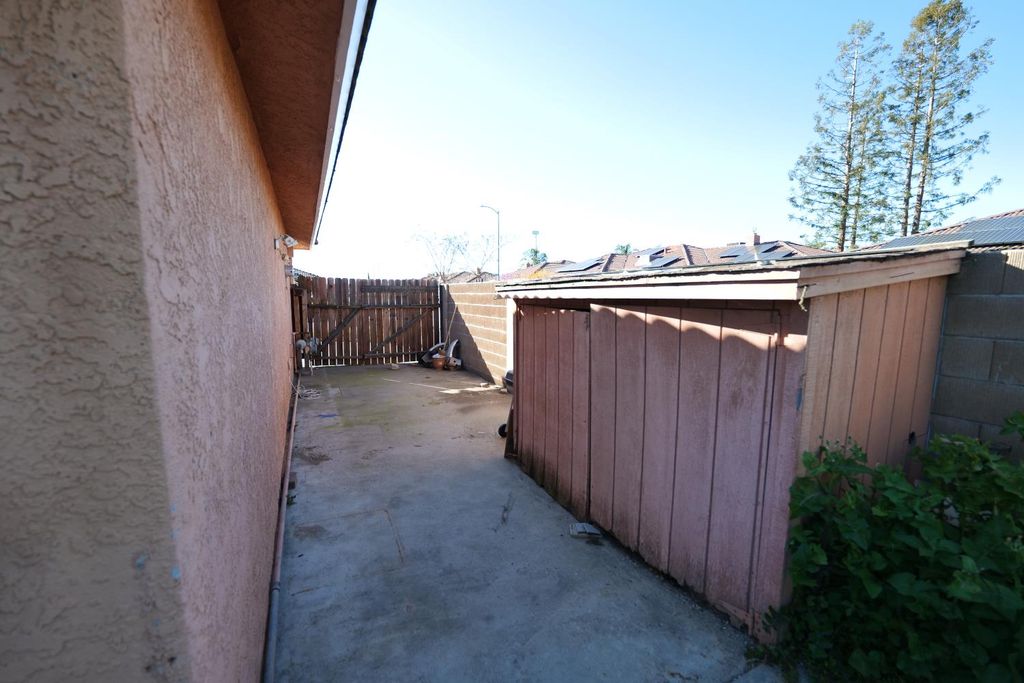 Image 6 of property listing at 7684 N 6th Street, Fresno, CA 93720