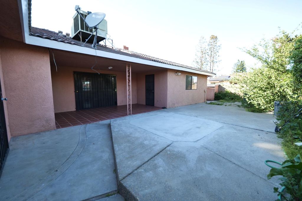 Image 7 of property listing at 7684 N 6th Street, Fresno, CA 93720