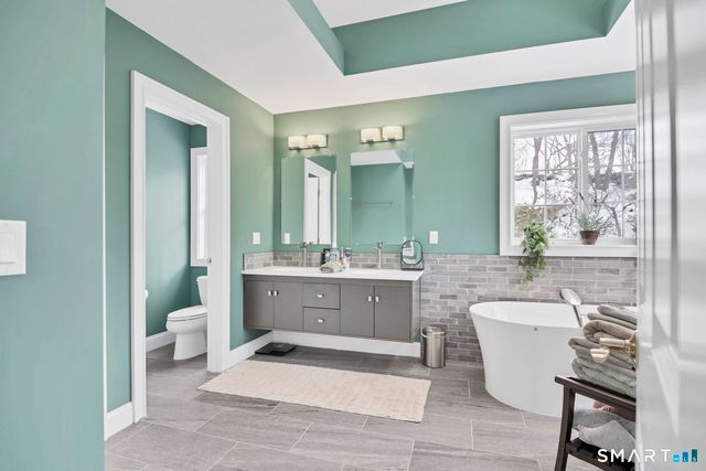 11 Catbird Lane, East Lyme, CT 06333