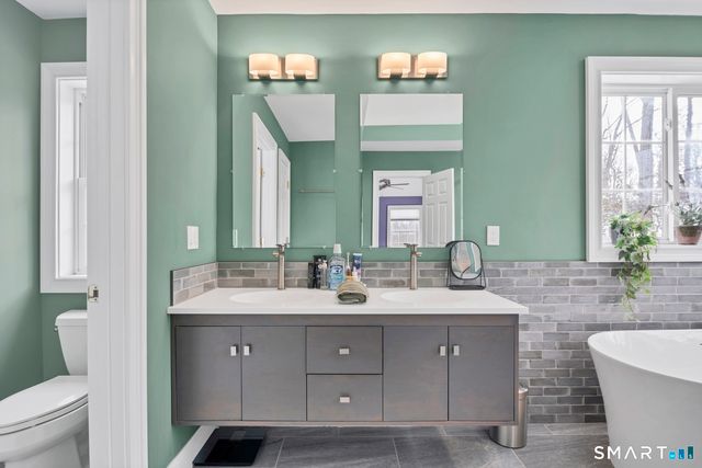 11 Catbird Lane, East Lyme, CT 06333