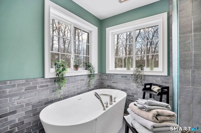 11 Catbird Lane, East Lyme, CT 06333