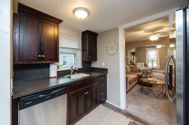 951 28th Street, Des Moines, IA 50312