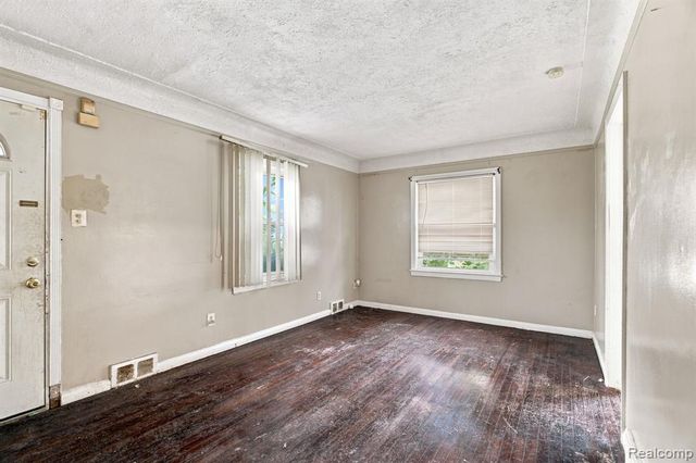 8220 Robson Street, Detroit, MI 48228
