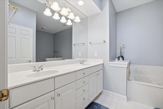 10831 N Essex DRIVE, Mequon, WI 53092