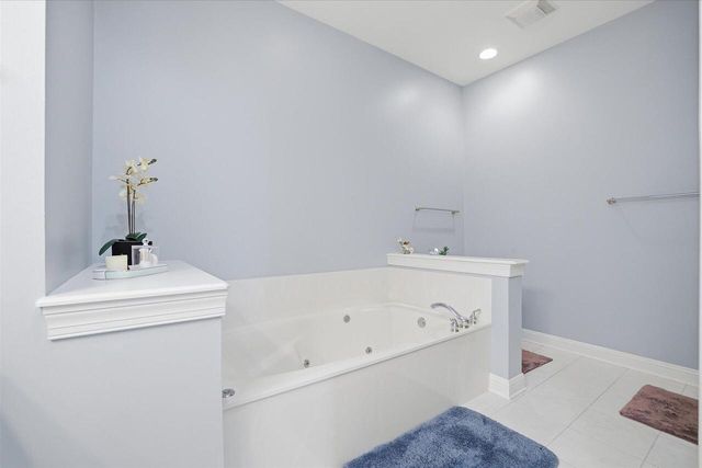 10831 N Essex DRIVE, Mequon, WI 53092