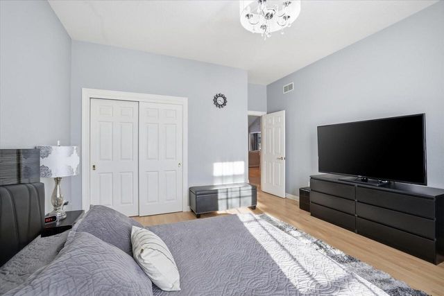 10831 N Essex DRIVE, Mequon, WI 53092