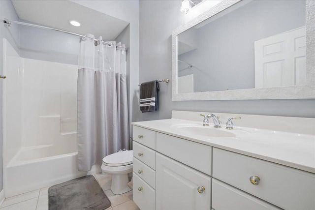 10831 N Essex DRIVE, Mequon, WI 53092