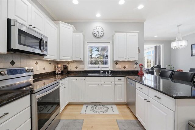 10831 N Essex DRIVE, Mequon, WI 53092