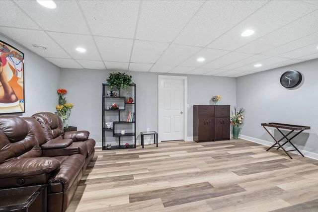 10831 N Essex DRIVE, Mequon, WI 53092