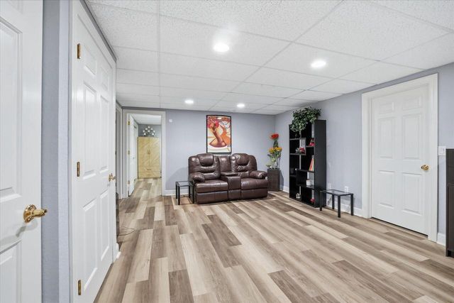 10831 N Essex DRIVE, Mequon, WI 53092