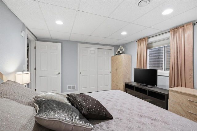 10831 N Essex DRIVE, Mequon, WI 53092