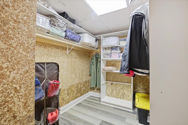 10831 N Essex DRIVE, Mequon, WI 53092