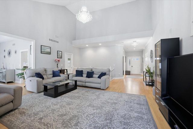 10831 N Essex DRIVE, Mequon, WI 53092