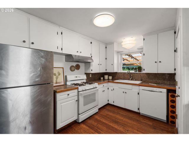 9568 N IVANHOE St, Portland, OR 97203