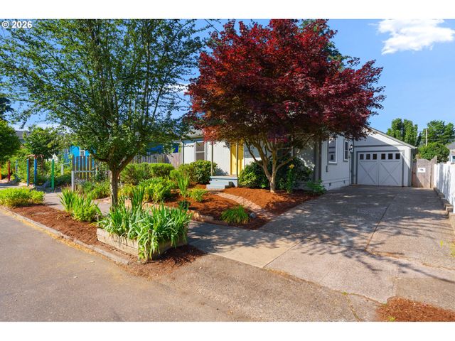 9568 N IVANHOE St, Portland, OR 97203