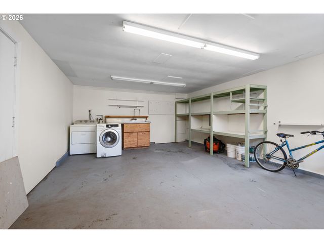 9568 N IVANHOE St, Portland, OR 97203