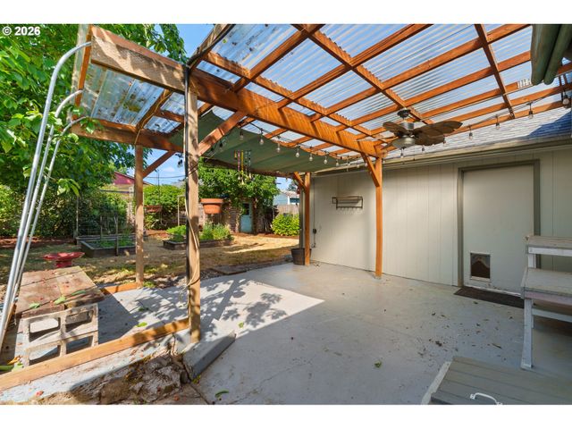 9568 N IVANHOE St, Portland, OR 97203