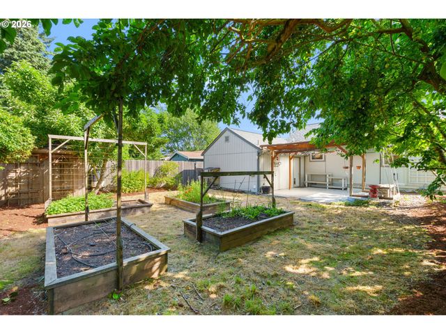 9568 N IVANHOE St, Portland, OR 97203