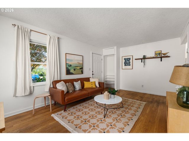 9568 N IVANHOE St, Portland, OR 97203