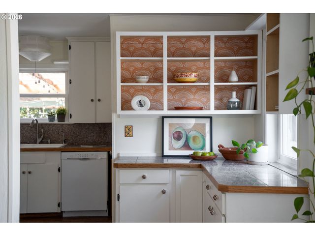 9568 N IVANHOE St, Portland, OR 97203