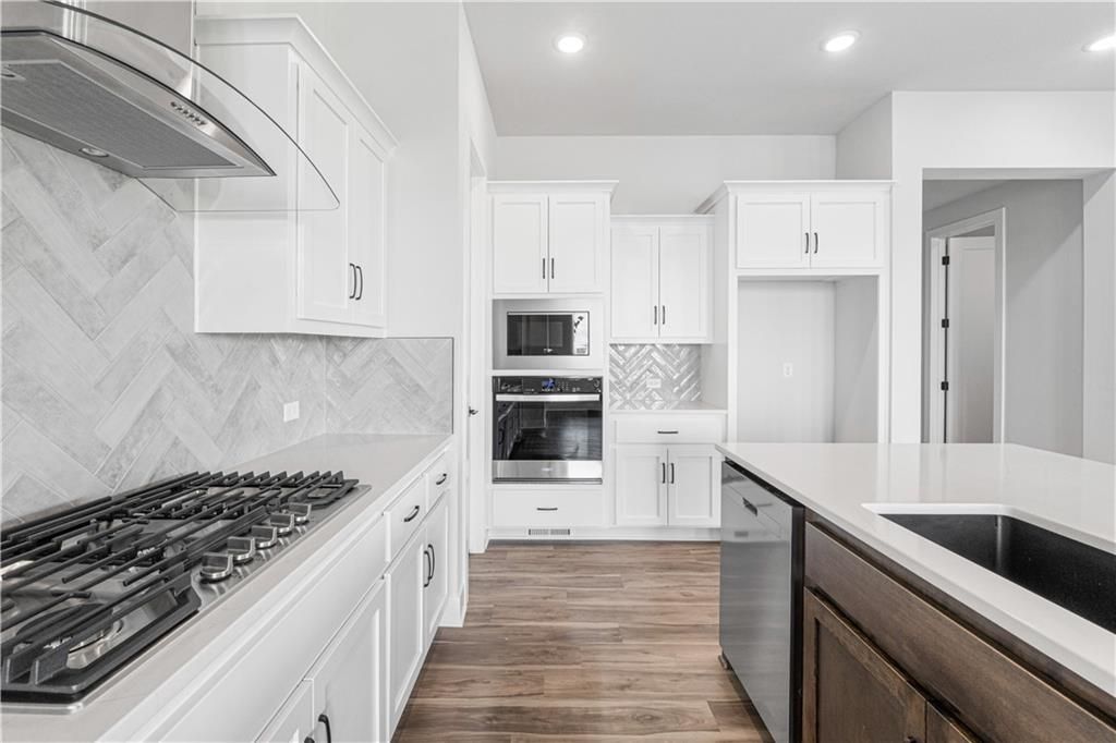 1583 Grayhawk Drive, Basehor, KS 66007