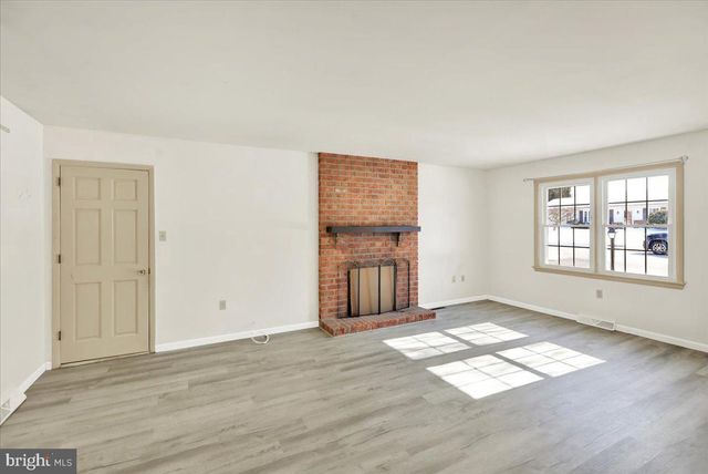 2439 CYPRESS DR, Lancaster, PA 17602