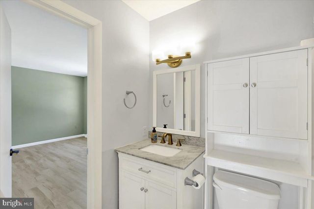 2439 CYPRESS DR, Lancaster, PA 17602