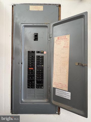 2439 CYPRESS DR, Lancaster, PA 17602