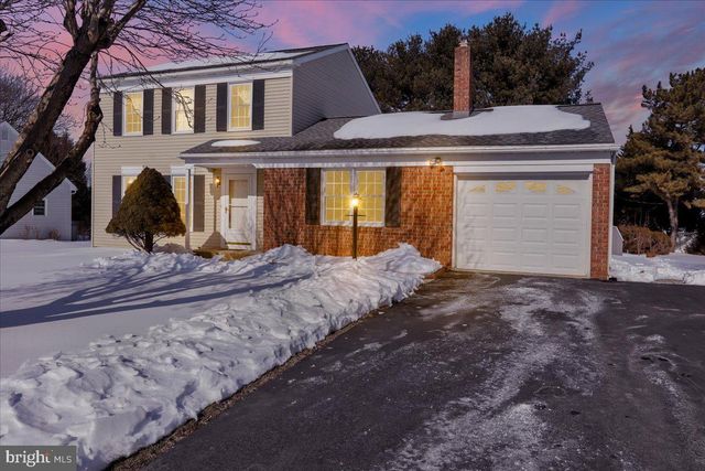 2439 CYPRESS DR, Lancaster, PA 17602