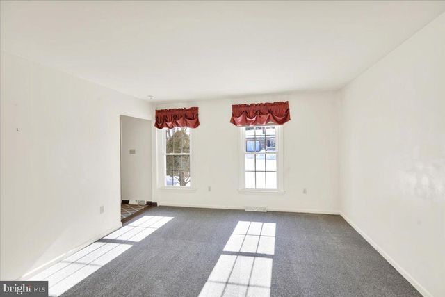 2439 CYPRESS DR, Lancaster, PA 17602