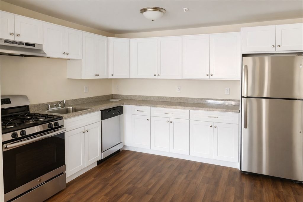 361 Hildreth St 24, Lowell, MA 01850