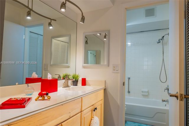 8002 Lagos De Campo Boulevard B-201, Tamarac, FL 33321