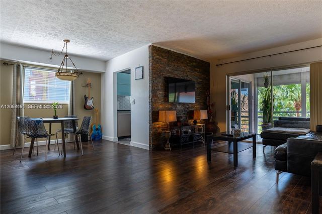 8002 Lagos De Campo Boulevard B-201, Tamarac, FL 33321