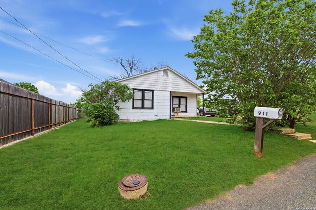 911 Hill ST, Fredericksburg, TX 78624