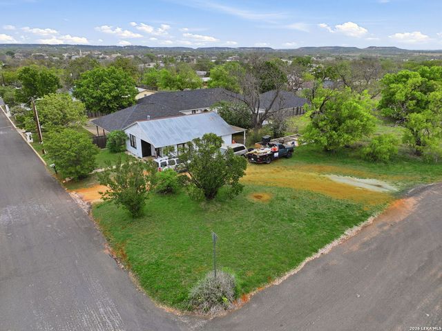 911 Hill ST, Fredericksburg, TX 78624