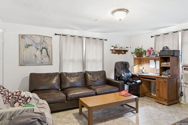 911 Hill ST, Fredericksburg, TX 78624