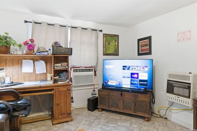 911 Hill ST, Fredericksburg, TX 78624