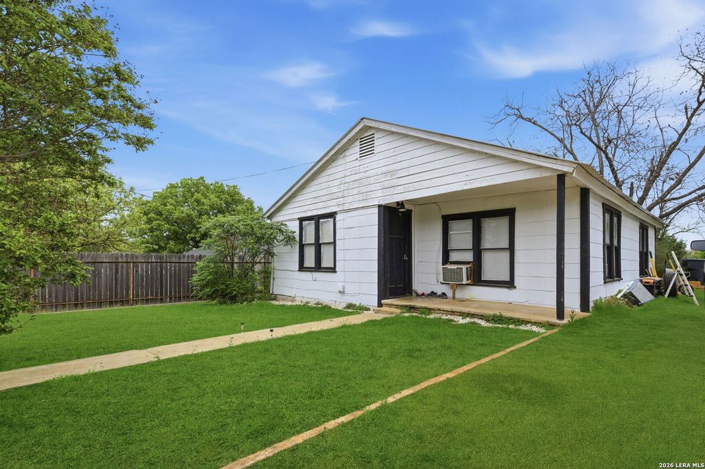 911 Hill ST, Fredericksburg, TX 78624