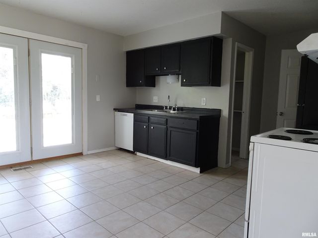 5510 N DIVISION Street, Davenport, IA 52806