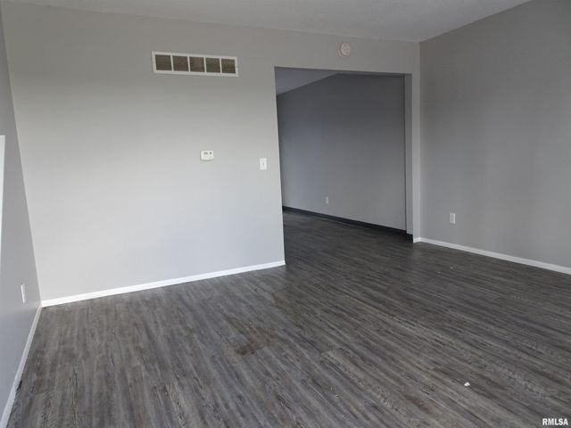 5510 N DIVISION Street, Davenport, IA 52806