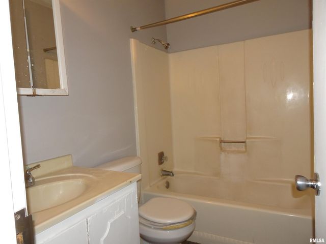 5510 N DIVISION Street, Davenport, IA 52806