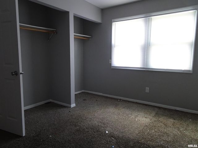 5510 N DIVISION Street, Davenport, IA 52806