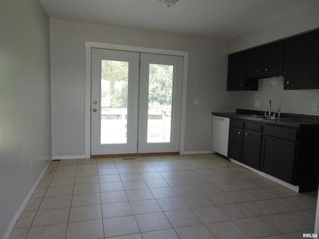 5510 N DIVISION Street, Davenport, IA 52806