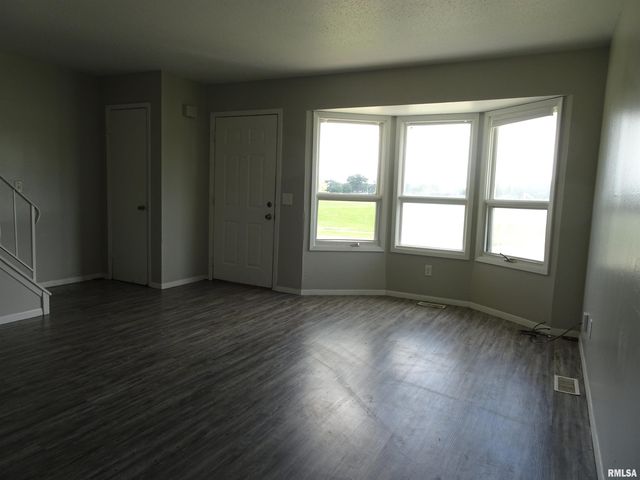 5510 N DIVISION Street, Davenport, IA 52806