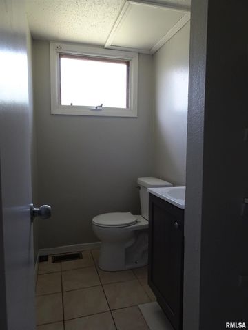 5510 N DIVISION Street, Davenport, IA 52806