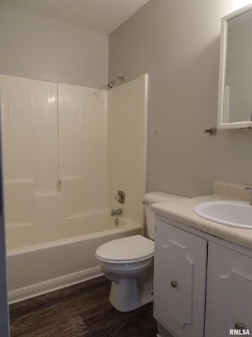 5510 N DIVISION Street, Davenport, IA 52806