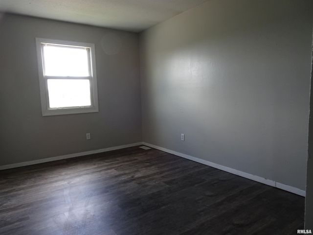 5510 N DIVISION Street, Davenport, IA 52806