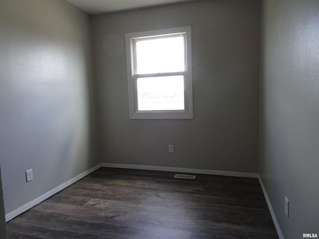 5510 N DIVISION Street, Davenport, IA 52806